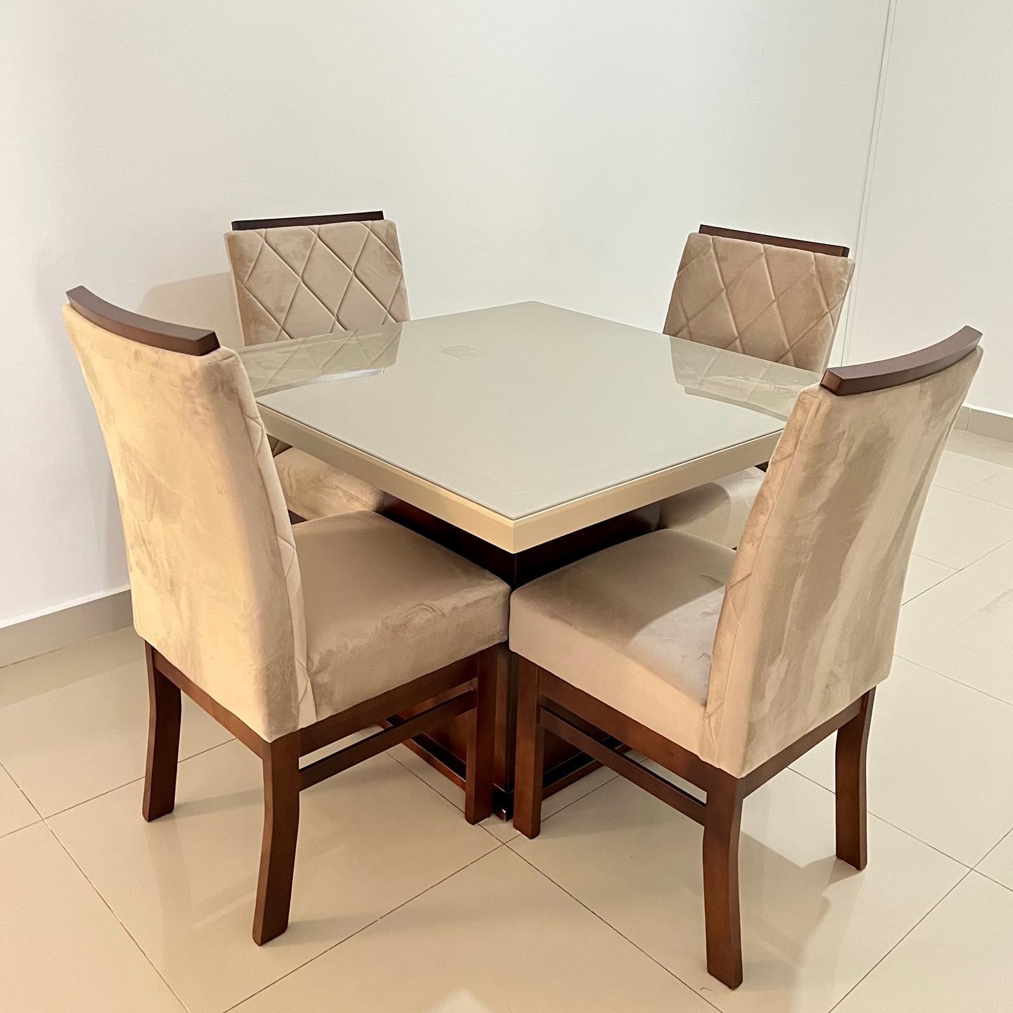 Mesa Vidro Quad. 100x100 c/Borda c/Pé Central Cubo c/ 4 Cad. Elegance